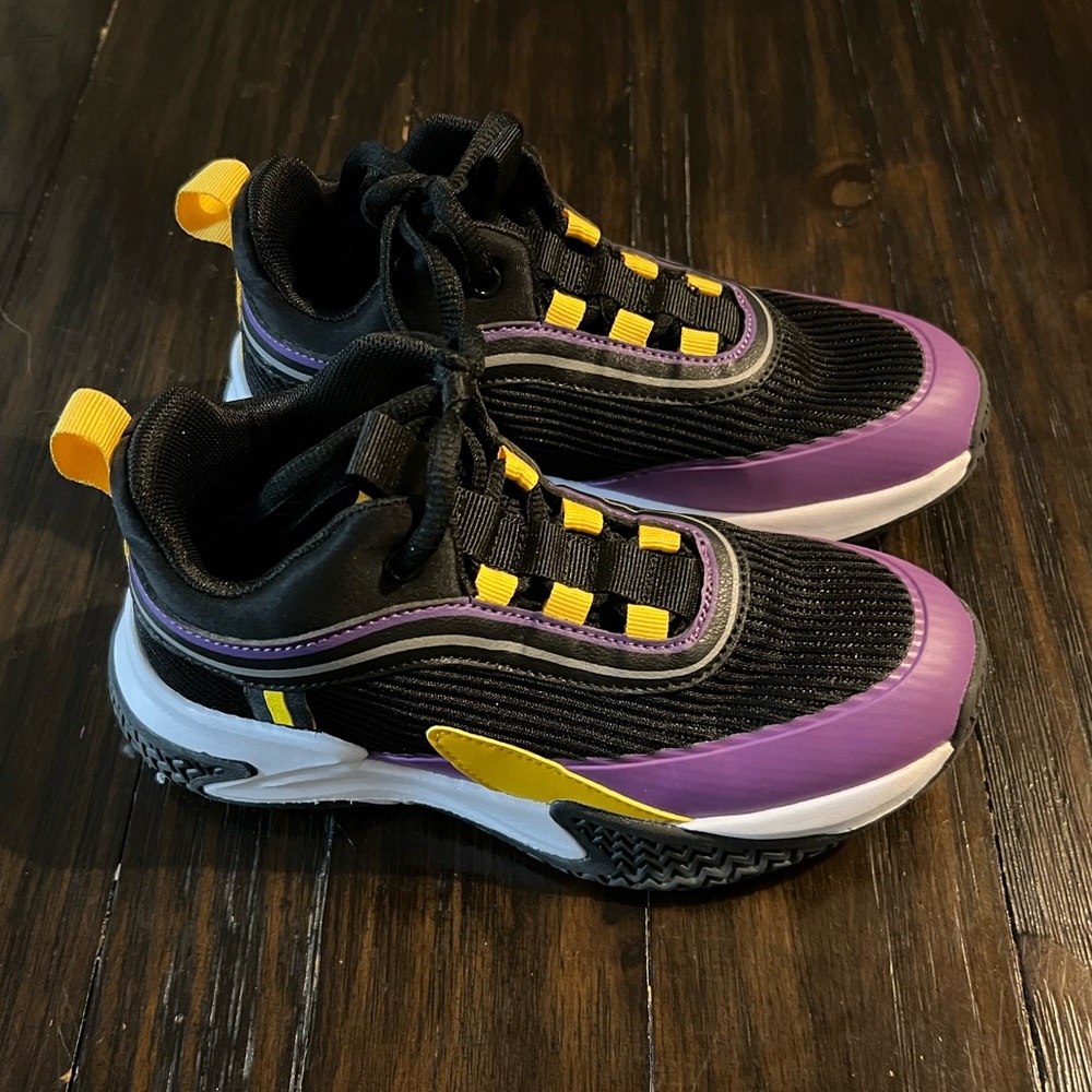 Girls basketball shoes